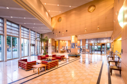 【1F：エントランス】お客様のご到着・ご出発に安らぎを沿える、開放感あるエントランス