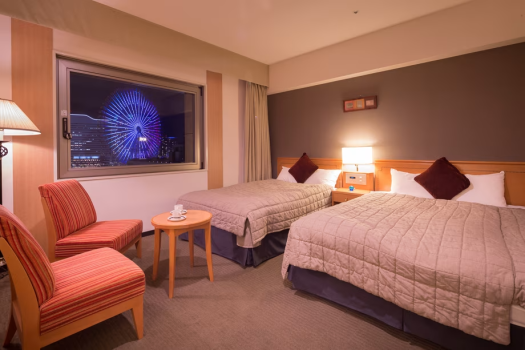 【デラックスツイン：観覧車側】窓の外に広がる絵画のような美しい夜景。フォトジェニックな旅の想い出を。