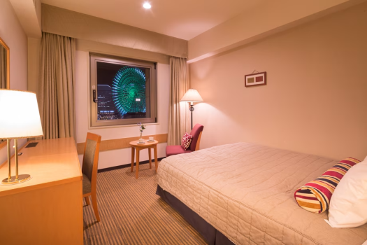 【ダブル：観覧車側】ベッドに寝転びながら夜景を眺めるつくりのお部屋も