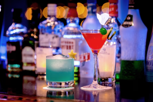 【3F：バー・ラウンジ シーメンズクラブ】こだわりのカクテルで、夜景と共に輝く大人な夜を