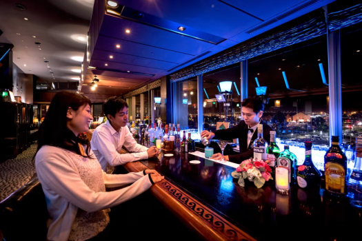 【3F：バー・ラウンジ シーメンズクラブ】パノラマの窓から眺める横浜港には、豪華客船が停泊することも