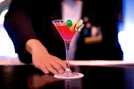 【3F：バー・ラウンジ シーメンズクラブ】こだわりのカクテルで、夜景と共に輝く大人な夜を