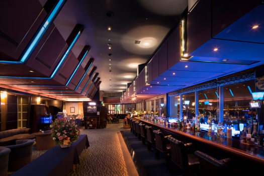 【3F：バー・ラウンジ シーメンズクラブ】パノラマの窓から眺める横浜港には、豪華客船が停泊することも