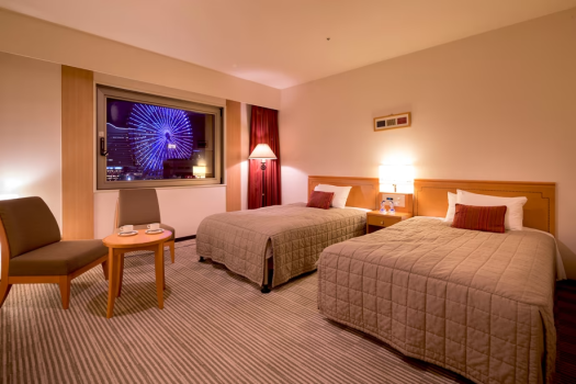 【ツイン：観覧車側】まどから見える鮮やかな景色。お部屋の灯りを落とせばさらにロマンチックに。