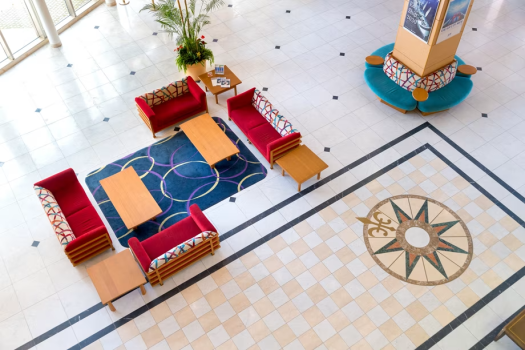 【1F：エントランス】お客様のご到着・ご出発に安らぎを沿える、開放感あるエントランス