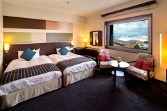 【ベイブリッジスイート】目覚めの朝に、窓から赤レンガ倉庫と横浜ベイブリッジを眺めを。