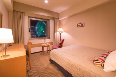 【ダブル：観覧車側】ベッドに寝転びながら夜景を眺めるつくりのお部屋も