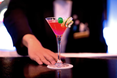 【3F：バー・ラウンジ シーメンズクラブ】こだわりのカクテルで、夜景と共に輝く大人な夜を