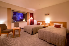 【ツイン：観覧車側】まどから見える鮮やかな景色。お部屋の灯りを落とせばさらにロマンチックに。