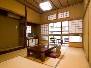 歴史ある趣のある渓流沿いの和室一例