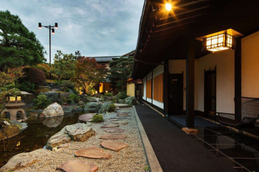 夕暮れ前の日本庭園
