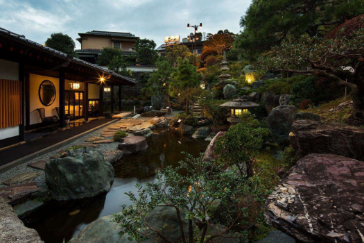 夕暮れ前の日本庭園