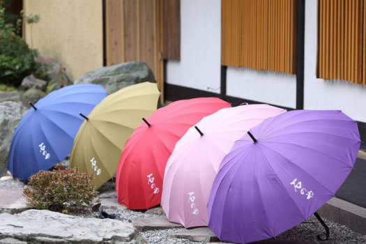 色とりどりの傘をお貸しいたします。