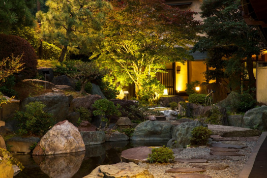 趣異なる夜の日本庭園