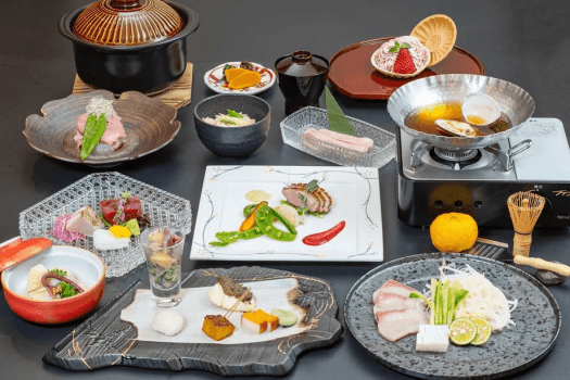 【金目鯛の煮付】丸一匹を秘伝のたれで甘辛く&hellip;季節を感じる会席と共に（夕朝食付）