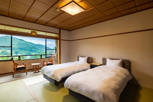 ●【和ベッドルーム‐温泉街ビュー】快適なベッドで、心地よい眠りをご提供します。