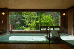 【男性大浴場‐内湯】光が明るく差す広々とした空間で、昼神温泉の上質な湯にひたる時間