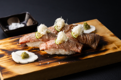 【信州牛握り】直火で炙った脂が口の中で甘くとろける瞬間に、虜になる人も多し！の逸品