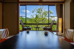 【花車：和室二間】普段の忙しさを忘れるような、ゆったりと進む穏やかな時間と景色が魅力です。