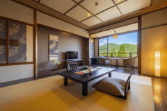 【デザイナーズ‐和室10畳】窓から望む開放的な南アルプスと、シックに心安らぐ設え。