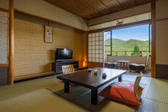 【和室10畳‐町景】高台から望む温泉街の景色が心を癒します。