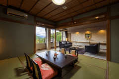 【最上階特別室：和洋室】ソファで会話を楽しみ、夜は和室でほっこりと心安らぐ休息を。