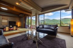 【最上階特別室：和洋室】大きな窓からは、南アルプスをはじめとした四季折々の美しい自然が。