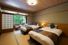 【和ベッドルーム‐山景】広々セミダブルベッドで、快適な眠りをご提供します。