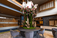 【ロビー】当館の名前を冠した鮮やかな花々のモニュメントが空間を彩ります。