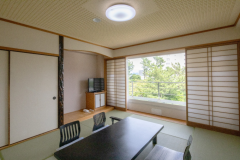 【和室】10～12畳／4名迄／喫煙