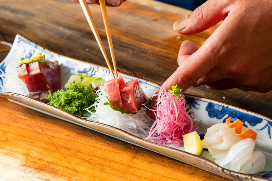 旬の天然食材にこだわり、 熟練の料理人がひと品ひと品、 丁寧に作り上げていきます。 旬の天然食材にこだわり、 熟練の料理人がひと品ひと品、 丁寧に作り上げていきます。