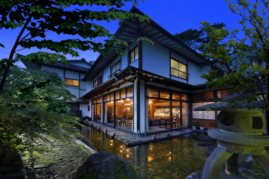 【庭園】ロビーの外側には日本旅館の風情漂う中庭がございます。