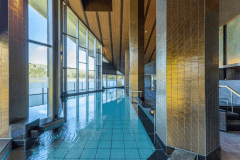 【花月館1階大浴場】開放感のあふれる内湯は、日々の疲れを癒してくれます