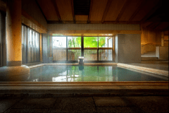 【名取の御湯】陽光がたっぷりと差し込み、野外で湯浴みしているような開放感。