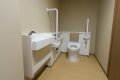 車椅子のままお入り頂けるトイレ入口の幅は83cm。
トイレの中は113cmの広さがございます。