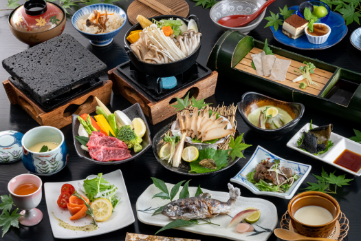 【基本会席】あわび煮貝・甲州牛の富士山溶岩焼き・季節の鍋料理など、計１０～１４品の自慢の郷土料理をご用意いたします。　※季節、仕入れ状況により内容は異なります。