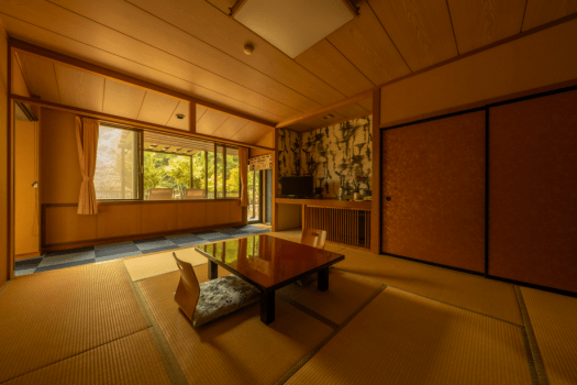 【源泉かけ流し風呂＆屋外ドッグラン付き客室】