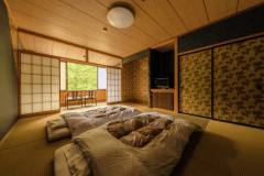 ＜和室が2間の広々客室でワンちゃんも快適♪＞和室10畳＋和室10畳／就寝はふかふかのお布団で／禁煙