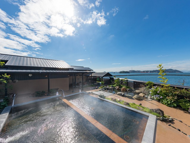 ■【たまの湯】切石の畦が、調和のとれた和の空間を演出する「棚田の湯」