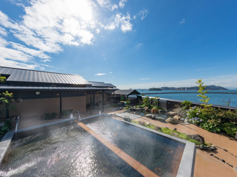 ■【たまの湯】切石の畦が、調和のとれた和の空間を演出する「棚田の湯」