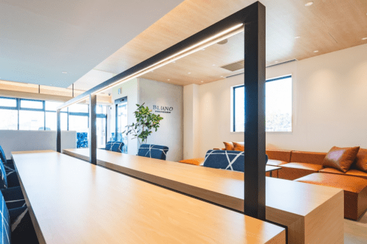 ■【シェアリングテーブル】コワーキングスペースとして電源付きのテーブルに高速wifiでストレスのない仕事環境を