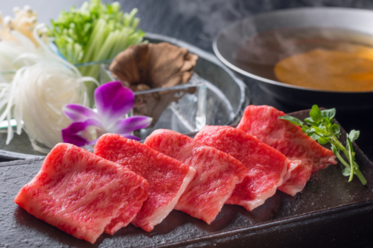 【飛騨牛しゃぶしゃぶ】お肉を出汁にサッとくぐらせて、しゃきしゃき野菜の歯ごたえと一緒に♪※写真はイメージです