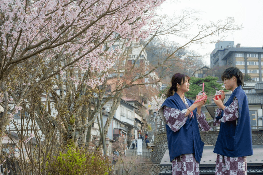 伊香保のシンボル石段街には、スイーツにドリンクに、食べ歩きできるグルメもたくさん！