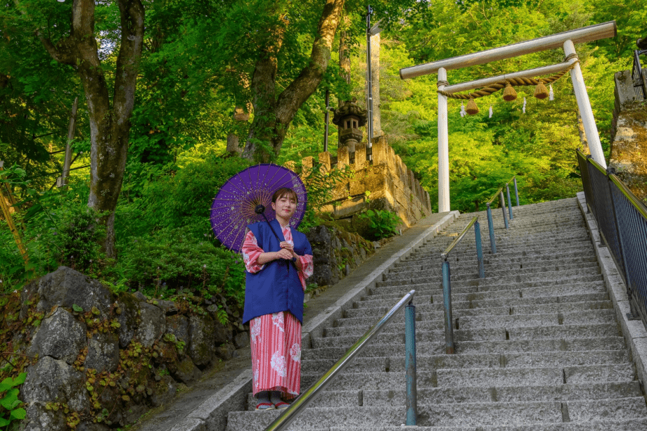 和傘と色浴衣の色合せは自分だけのお好みを探してみて。緑が眩しい伊香保神社にて