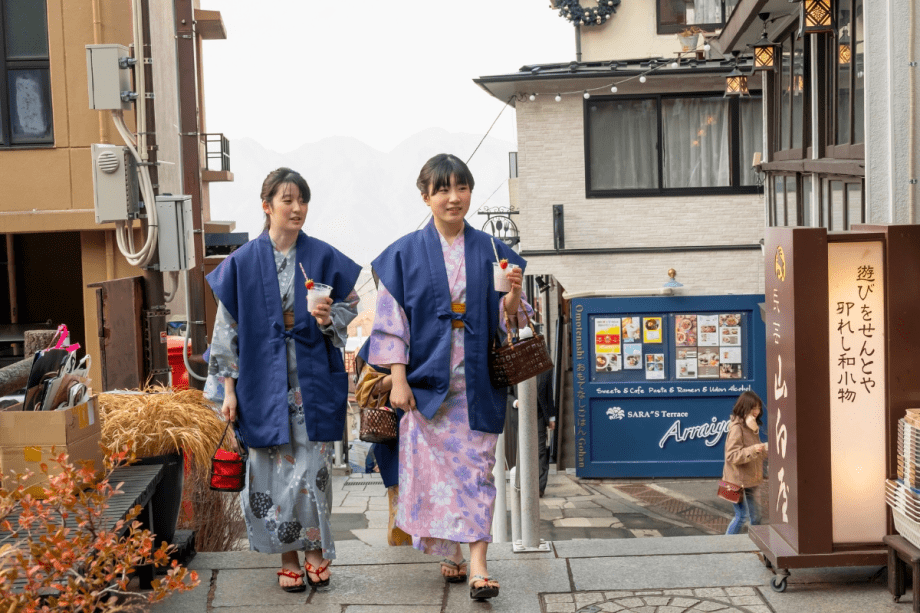 浴衣の似合う風情たっぷりの温泉街「伊香保石段街」