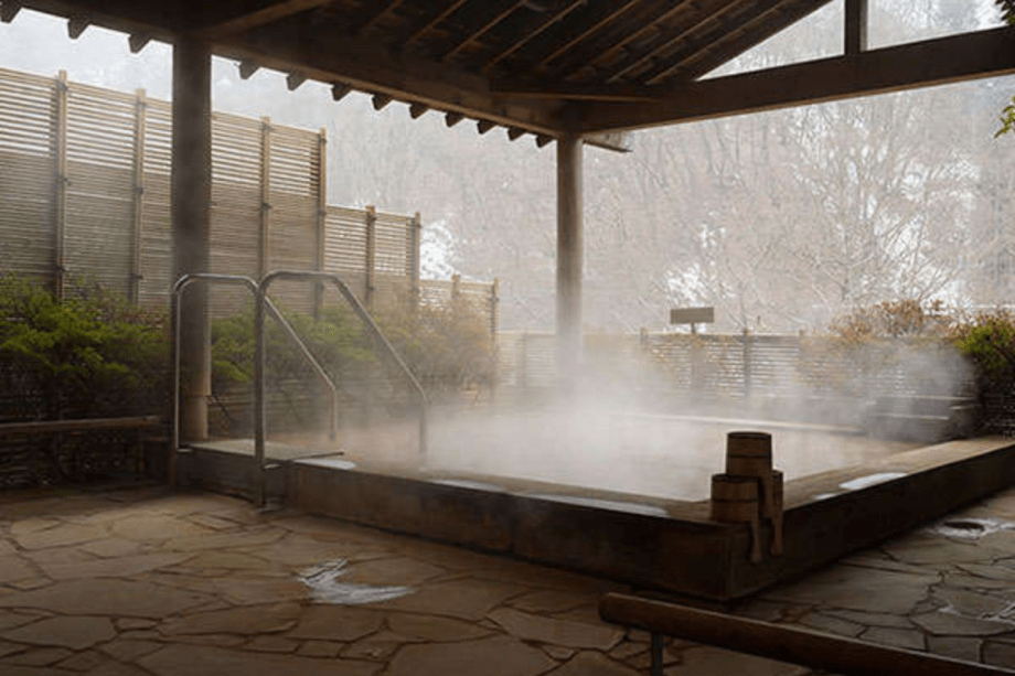 冬ならではの雪景色を眺めながら、伊香保の名湯をゆったりとご堪能ください。