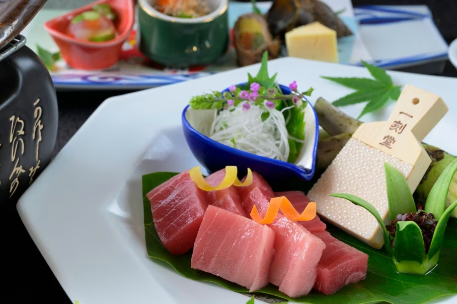 生鮪のお造りは新鮮なわさびをつけて。福一でしか食べられない、夏の美食をこころゆくまでお楽しみ下さい。※画像はイメージです 生鮪のお造りは新鮮なわさびをつけて。福一でしか食べられない、夏の美食をこころゆくまでお楽しみ下さい。※画像はイメージです