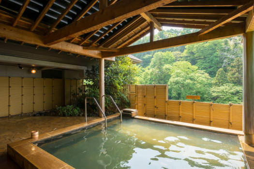 四季折々の姿を見せる伊香保の山々。新鮮な空間での湯浴みを堪能。