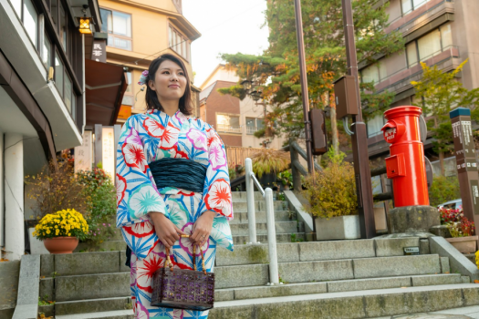 石段街へは徒歩で散策。浴衣を着て街歩きをお楽しみください。