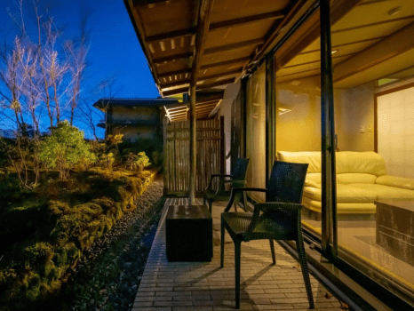 千樹館のテラス庭園付客室です。観賞用の庭園がございます。